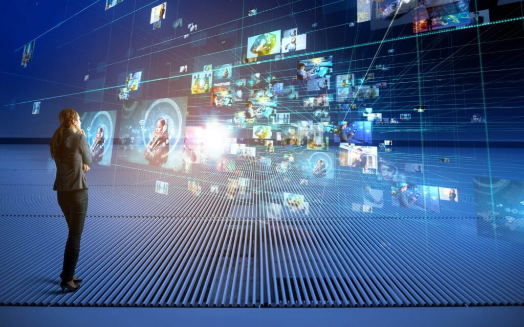 Üzletasszony digitális térben, holografikus kijelzőkkel, modern technológia és online hitelesség témájában.