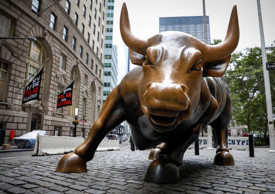 A híres Charging Bull szobor New York Wall Street negyedében, amely a pénzügyi hatalmat, jólétet és ellenállóképességet jelképezi.