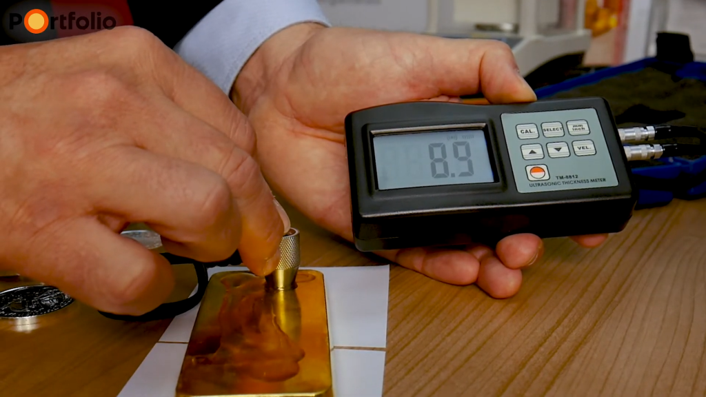Goldtresor arany bevizsgálás ultrahangos eszközzel. Roncsolásmentes technológia a nemesfémek hitelességének ellenőrzésére.