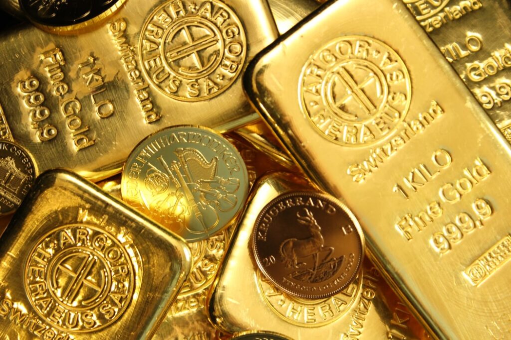 Aranyrudak és aranyérmék közeli képe, Mark Mobius tanácsa szerint a portfólióban legalább 10% aranynak kell szerepelnie.