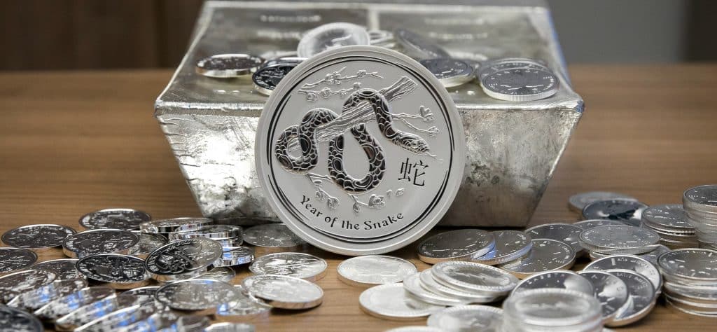 Év érmék és ezüst rudak a "Kígyó Éve" sorozatból, a Goldtresor platform kínálatában.
