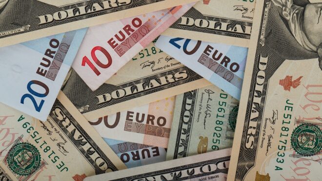 Euró- és dollárbankjegyek keverve egy asztalon, a készpénz mint befektetési és deviza opció vizuális megjelenítése.