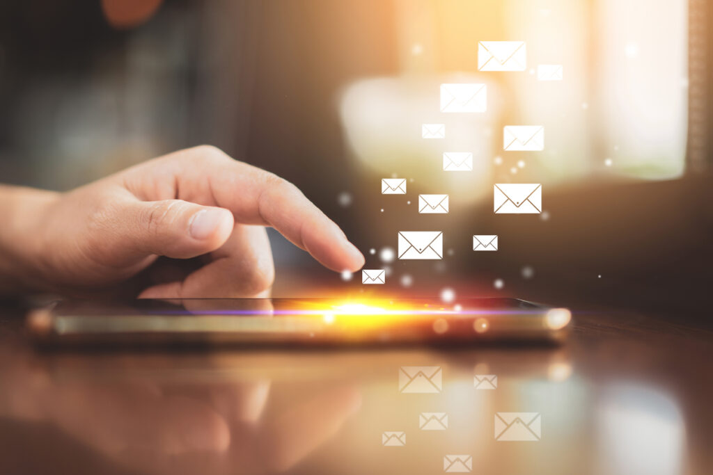 Megváltozott email cím illusztráció, kéz, okostelefon és digitális üzenetek szimbolizálják az online kommunikáció változását.