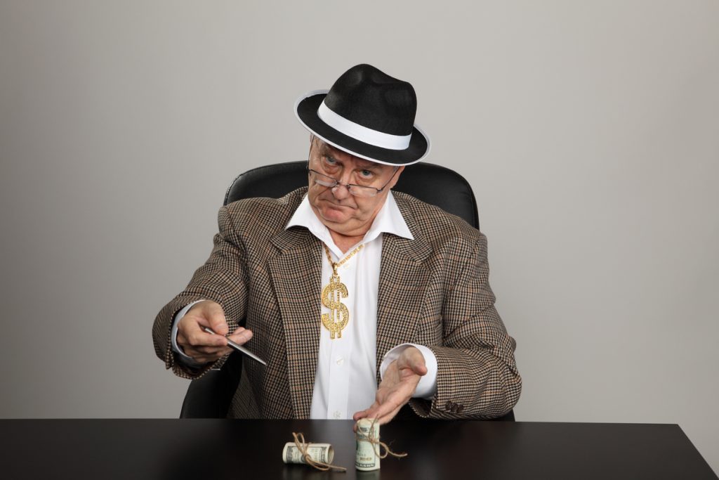 Tipikus "buta befektető" karakter, aranylánccal és bankjegyekkel, humoros ábrázolás a pénzügyi hibákról.