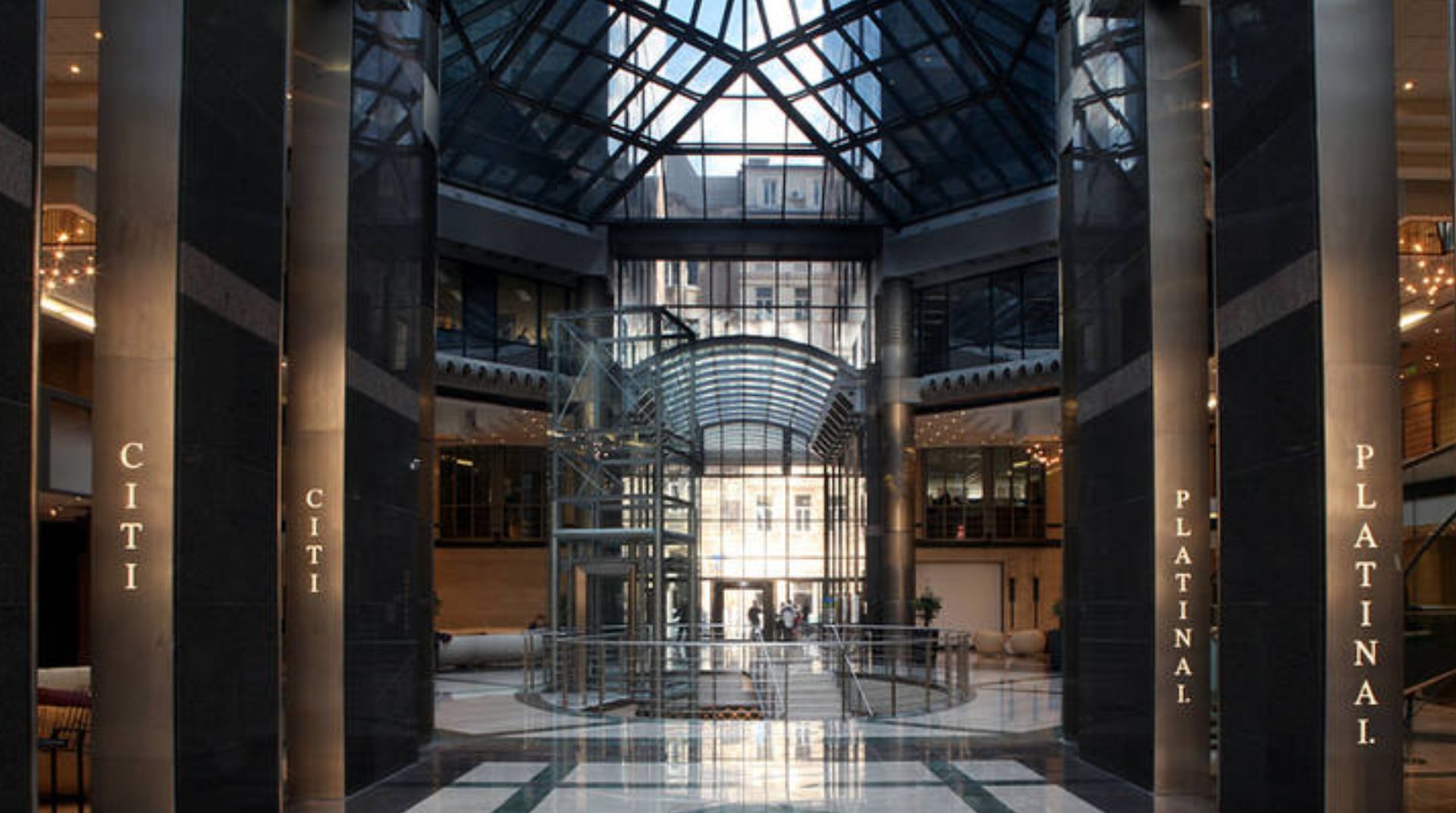 Modern Citibank Pláza belső tér, üzleti központ, elegáns építészeti megoldások, irodaház, befektetési központ.