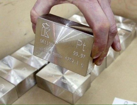 Good Delivery platina tömb Krastsvetmet logóval, 99,97%-os tisztaságú nemesfém, orosz gyártásból, 4762,1 gramm tömegben.
