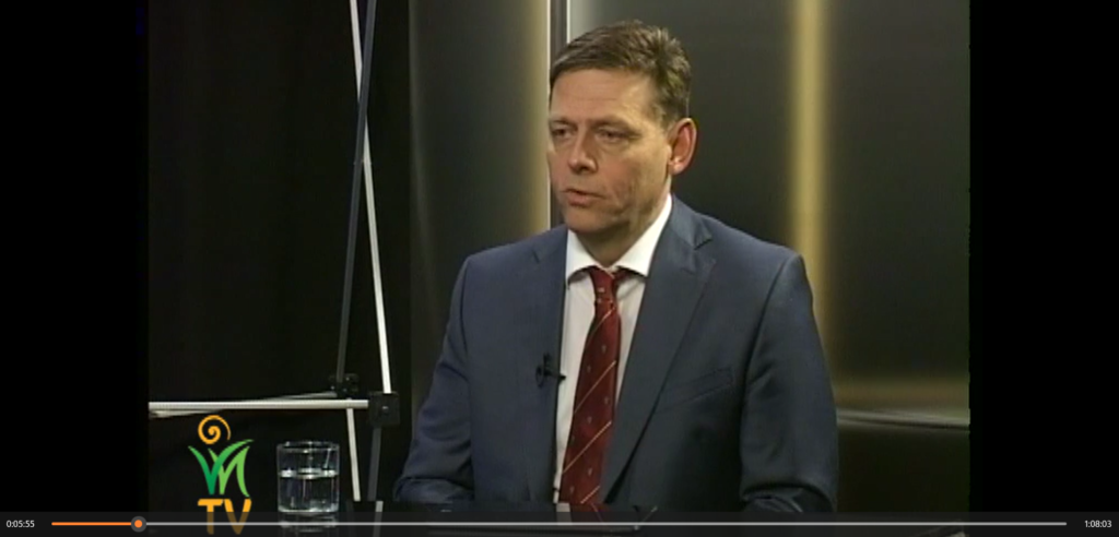 Juhász Gergely interjúja a VNTV stúdióban, elegáns öltözetben, televíziós beszélgetés a középpontban.
