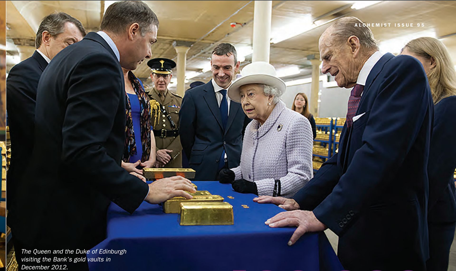 Erzsébet királynő a Bank of England széftermében 2012 