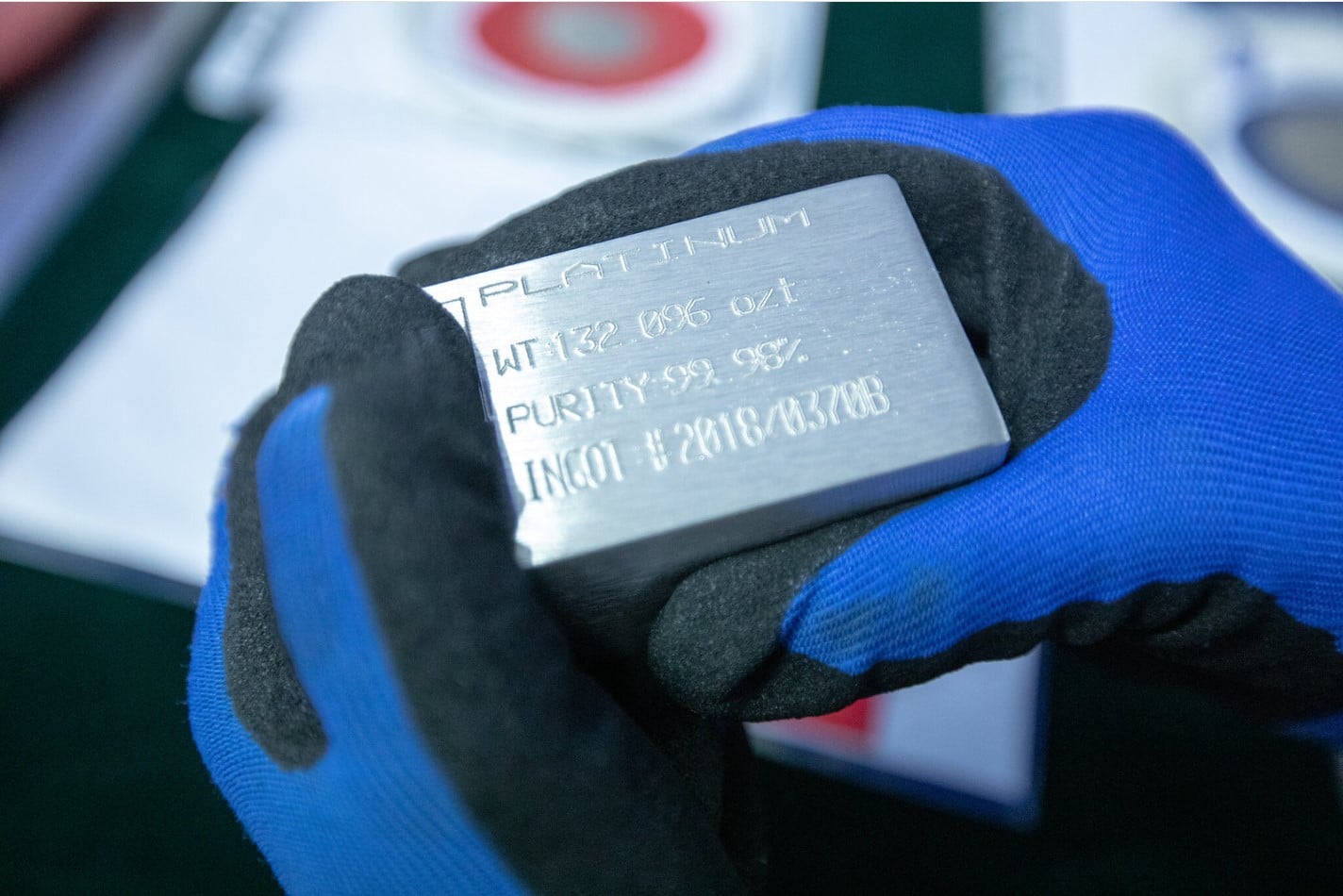 4,1 kg-os (132,096 troy unciás) fizikai platinatömb kézben tartva. A dél-afrikai Sibanye Stillwater gyártmánya. Ők a világ egyik vezető platinabányászati és finomító vállalata.